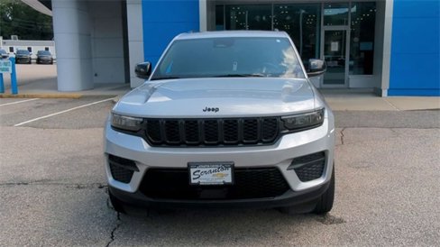 Used 2023 Jeep Grand Cherokee Altitude image 3