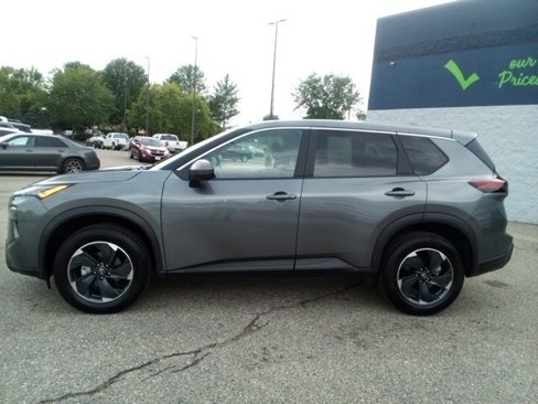 Used 2024 Nissan Rogue SV image 2