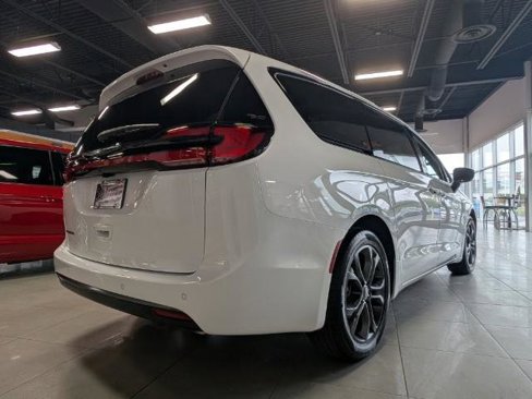 New 2026 Chrysler Pacifica Select image 3