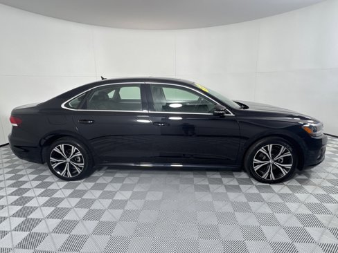 Used 2022 Volkswagen Passat 2.0T SE image 4