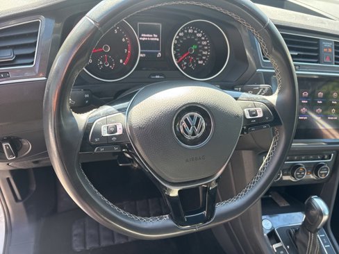 Used 2021 Volkswagen Tiguan SE w/ Panoramic Sunroof Package image 17