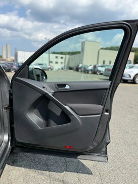 Used 2015 Volkswagen Tiguan S image 32