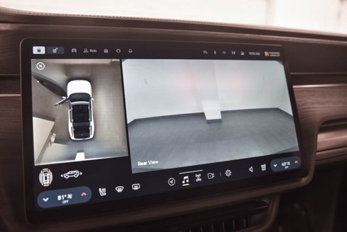 Used 2024 Rivian R1S Adventure image 19
