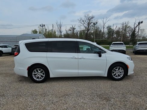 New 2025 Chrysler Pacifica Select w/ Uconnect Theater Family Group image 6
