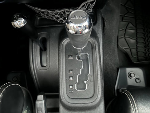 Used 2012 Jeep Wrangler Unlimited Rubicon image 32