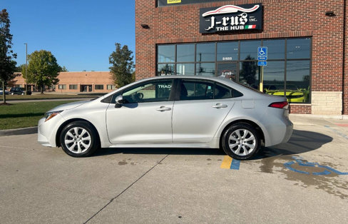 Used 2021 Toyota Corolla LE w/ Carpet Mat Package (TMS) image 10
