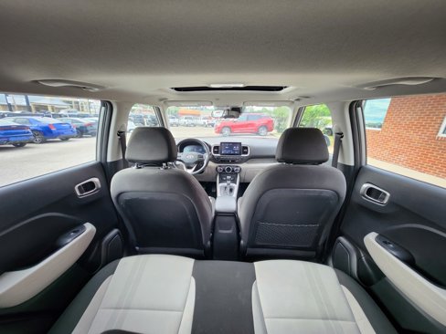 Used 2023 Hyundai Venue SEL image 29
