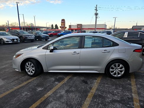 Used 2022 Toyota Corolla LE image 2