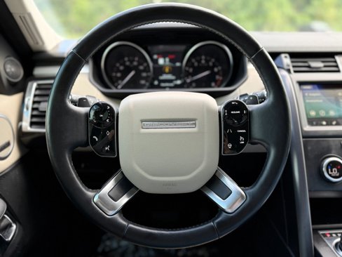Used 2020 Land Rover Discovery Landmark image 14