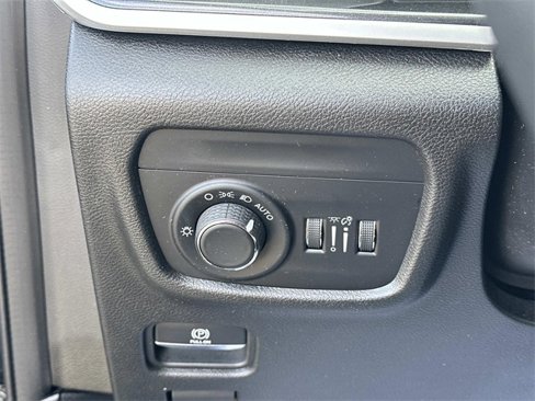 Certified 2023 Jeep Grand Cherokee Laredo w/ Luxury Tech Group I image 24