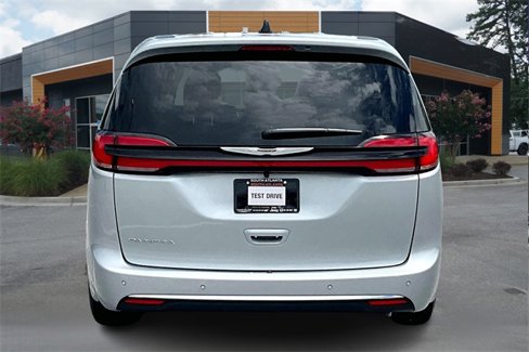 New 2026 Chrysler Pacifica Select image 4