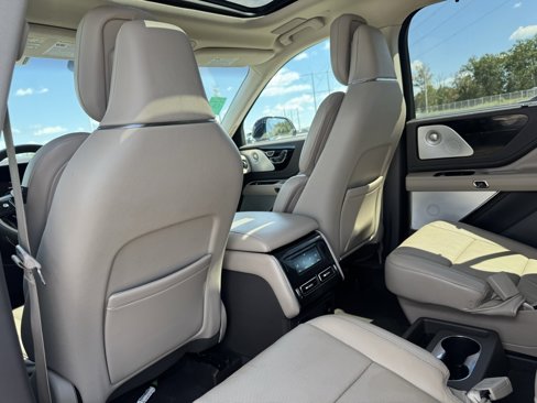 Used 2020 Lincoln Aviator Reserve w/ Equipment Group 202A image 17