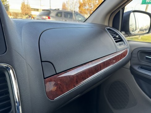 Used 2015 Chrysler Town & Country Touring image 34