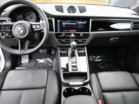 Certified 2025 Porsche Macan image 6