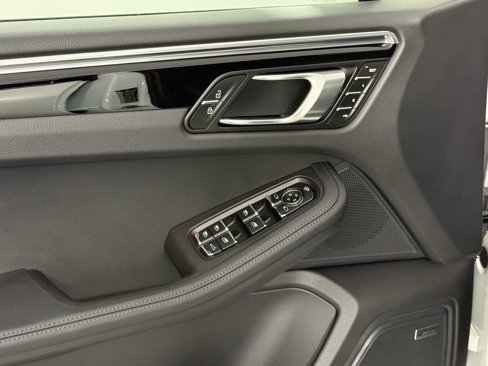 Certified 2025 Porsche Macan image 16