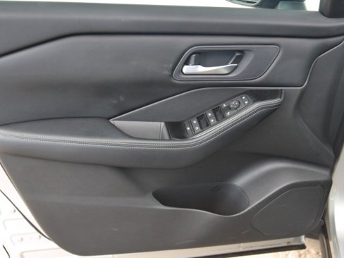 Used 2024 Nissan Rogue SV image 12