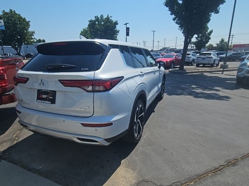 New 2025 Mitsubishi Outlander SE image 11