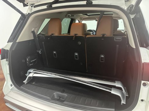 Used 2024 Nissan Pathfinder Platinum image 16