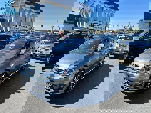 Used 2017 Volkswagen Golf SE image 1