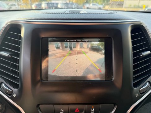 Used 2021 Jeep Cherokee Latitude Plus image 19