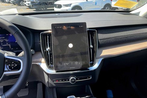 New 2026 Volvo XC90 B6 Plus w/ Protection Package Premier image 8