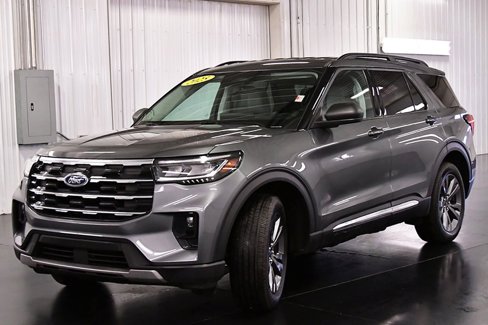 Used 2025 Ford Explorer Active w/ Active Comfort Package image 3