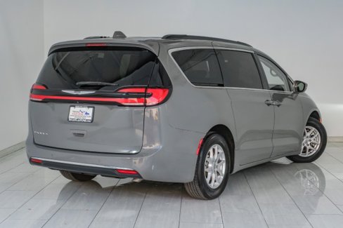 Used 2022 Chrysler Pacifica Touring-L image 6