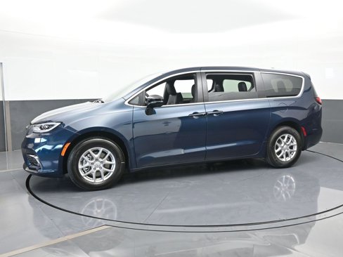 New 2025 Chrysler Pacifica Select image 2