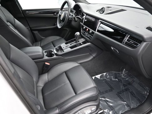 Certified 2025 Porsche Macan image 11