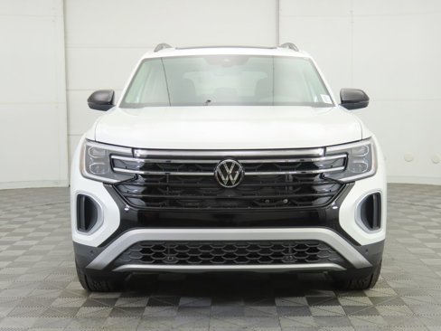 New 2026 Volkswagen Atlas Peak Edition image 3