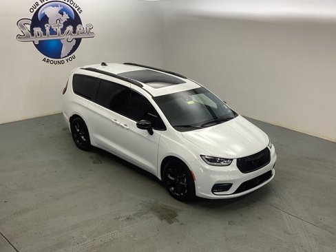 Used 2025 Chrysler Pacifica Limited image 15