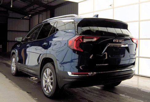 Used 2023 GMC Terrain SLT image 3