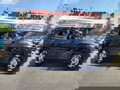 Used 2018 Jeep Cherokee Latitude image 2