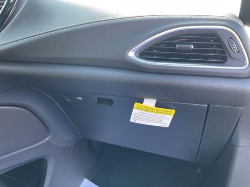New 2026 Chrysler Pacifica Limited w/ Uconnect Theater Family Group image 38