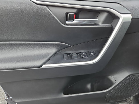 Used 2021 Toyota RAV4 XLE image 12