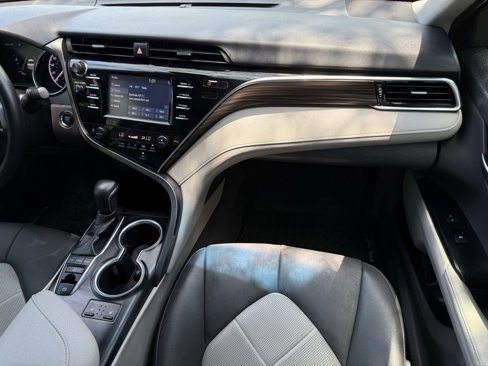 Used 2018 Toyota Camry XLE image 11
