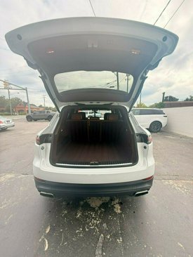 Used 2022 Porsche Cayenne w/ Premium Package image 15