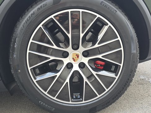 New 2025 Porsche Macan 4S Electric image 27