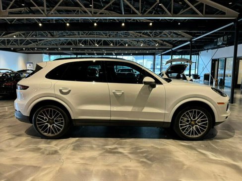 Used 2022 Porsche Cayenne w/ Premium Package image 6