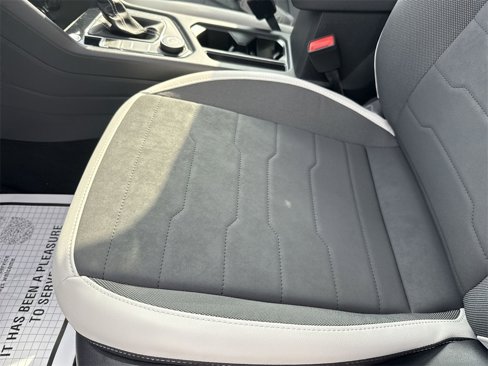 New 2025 Volkswagen Taos SE image 9