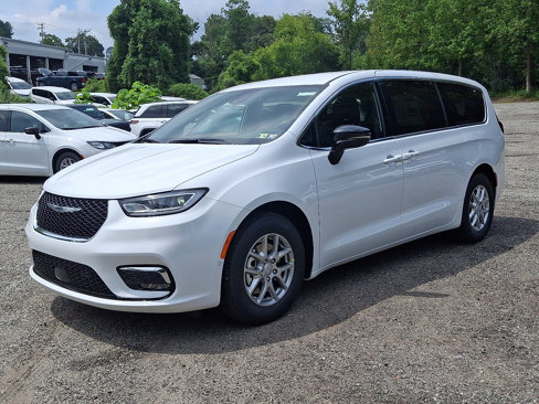 New 2026 Chrysler Pacifica Select image 2