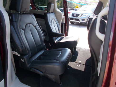 Used 2017 Chrysler Pacifica Touring-L image 10