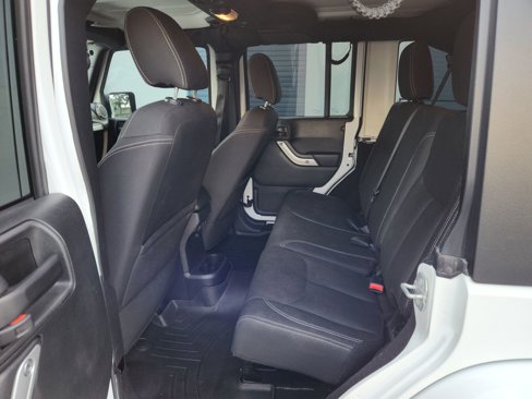 Used 2018 Jeep Wrangler Unlimited Sahara w/ Connectivity Group image 14
