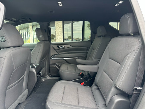 Used 2025 Chevrolet Traverse LT image 14