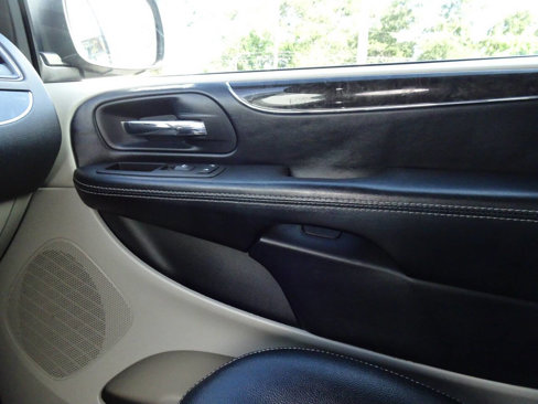 Used 2016 Chrysler Town & Country Touring image 29