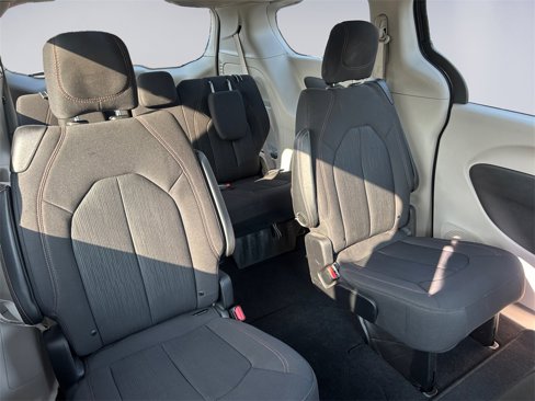 Used 2019 Chrysler Pacifica Touring image 18