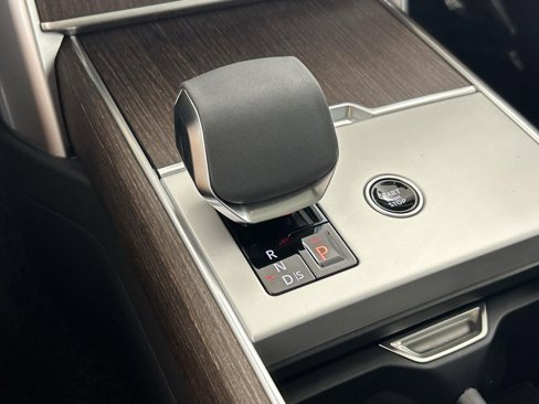 New 2025 Land Rover Range Rover Long Wheelbase SE image 16