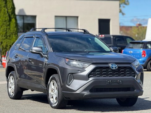 Used 2021 Toyota RAV4 LE image 2