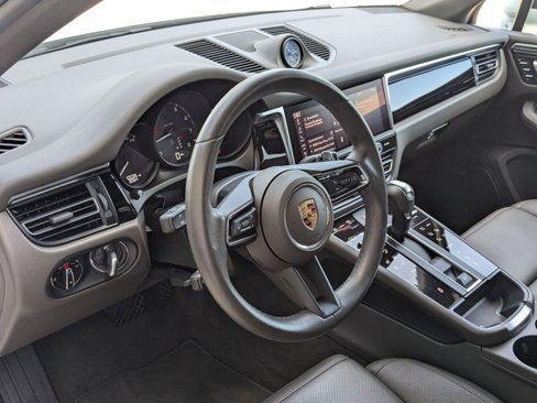 Certified 2024 Porsche Macan image 4