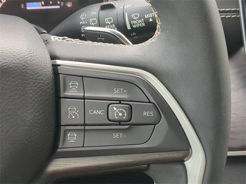 Used 2023 Jeep Grand Cherokee L Limited w/ Black Appearance Package image 33